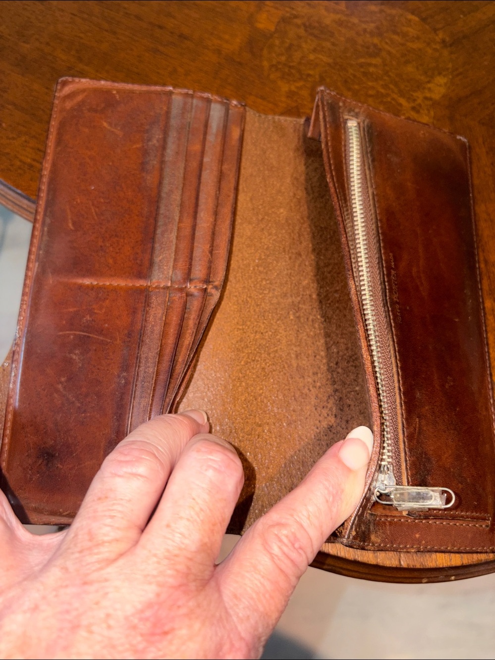 Porter  men’s Brown thick leather wallet  heavy duty holds coins bills
Cards/Tie - Picture 12 of 12